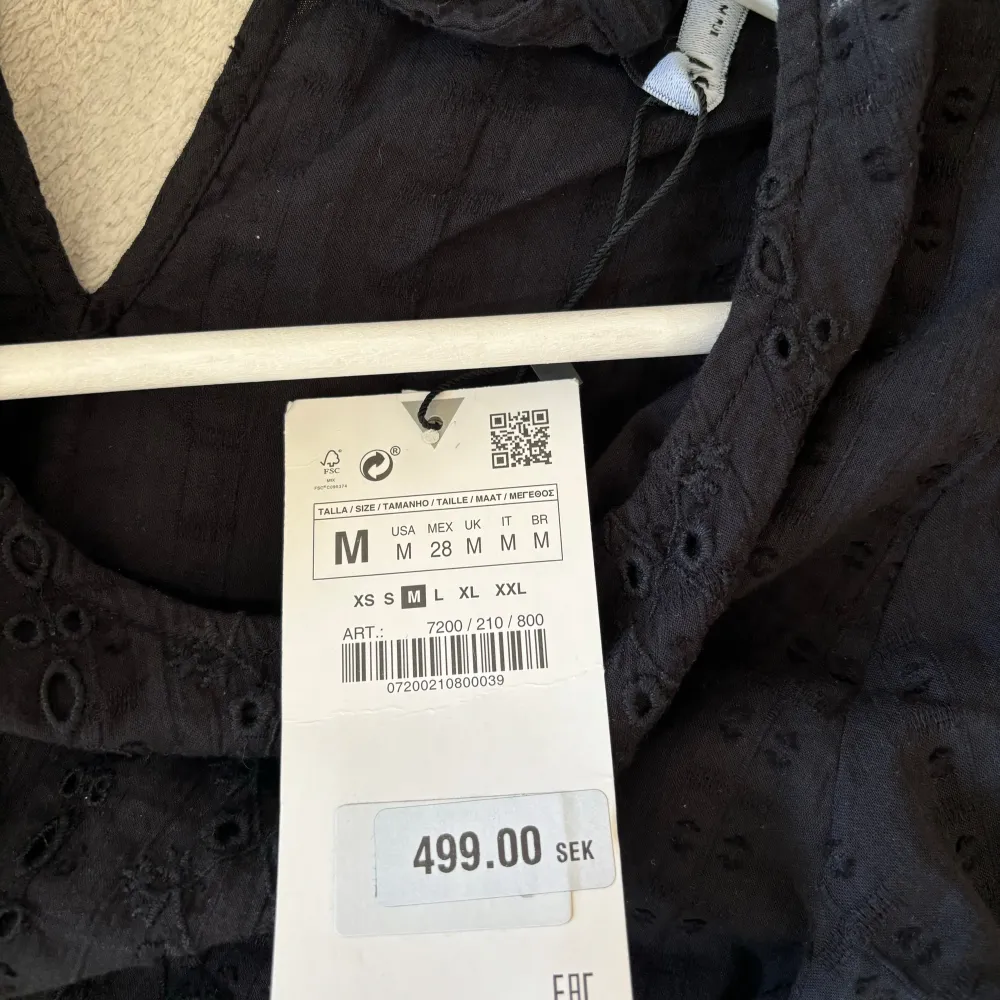 Jätte söt volangklänning från Zara som tyävrr inte har kommit till användning för mig. Aldrig använd och prislapp kvar! Stl M. Är lite kort på mig som är 176cm💕 Nypris 499kr säljer för 230kr + frakt. Klänningar.