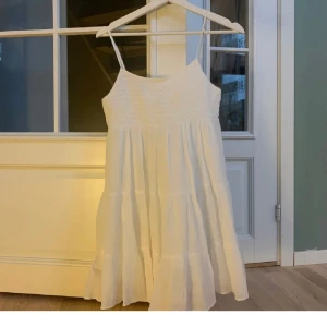 Zara klänning  - Klänningen på första bilden fast i svart. Passar XS & S. Oanvänd men köpt för 2 år sedan. 