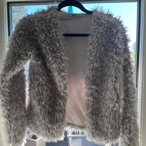 Grå pälsjacka - Snygg grå pälsjacka från Gina tricot i storlek xs.