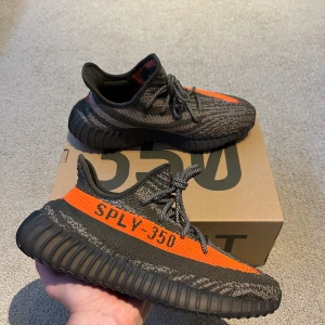 Yeezy Boost 350 V2 ’Carbon Beluga’  - Yeezy Boost 350 V2 ’Carbon Beluga’ Storlek: EU 42 / US 8.5 Skick: Testade en gång inomhus (9.9/10) Pris: 2900kr  Köpta från ADIDAS CONFIRMED appen Köparen står för frakt För mer info DM