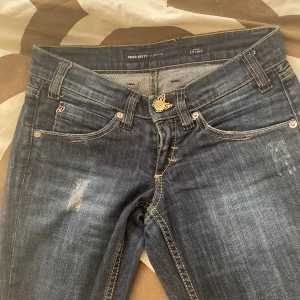 Miss sixty jeans  - Lågmidjade, utsvängda nedtill  Bra skick, jätte snygga men för små för mig 