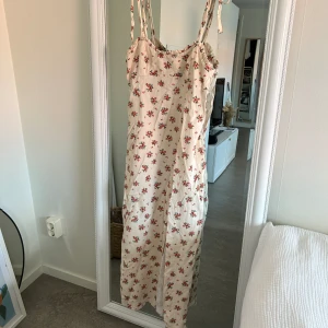 Klänning zara - Klänning från zara, storlek M 🩷