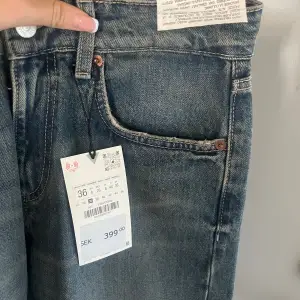 Säljer två jeans från zara, köptes för 400kr st! De blåa är oanvända, de gråa är använda en gång!  Köp gärna båda:) kom med prisförslag (båda storlek 36)  