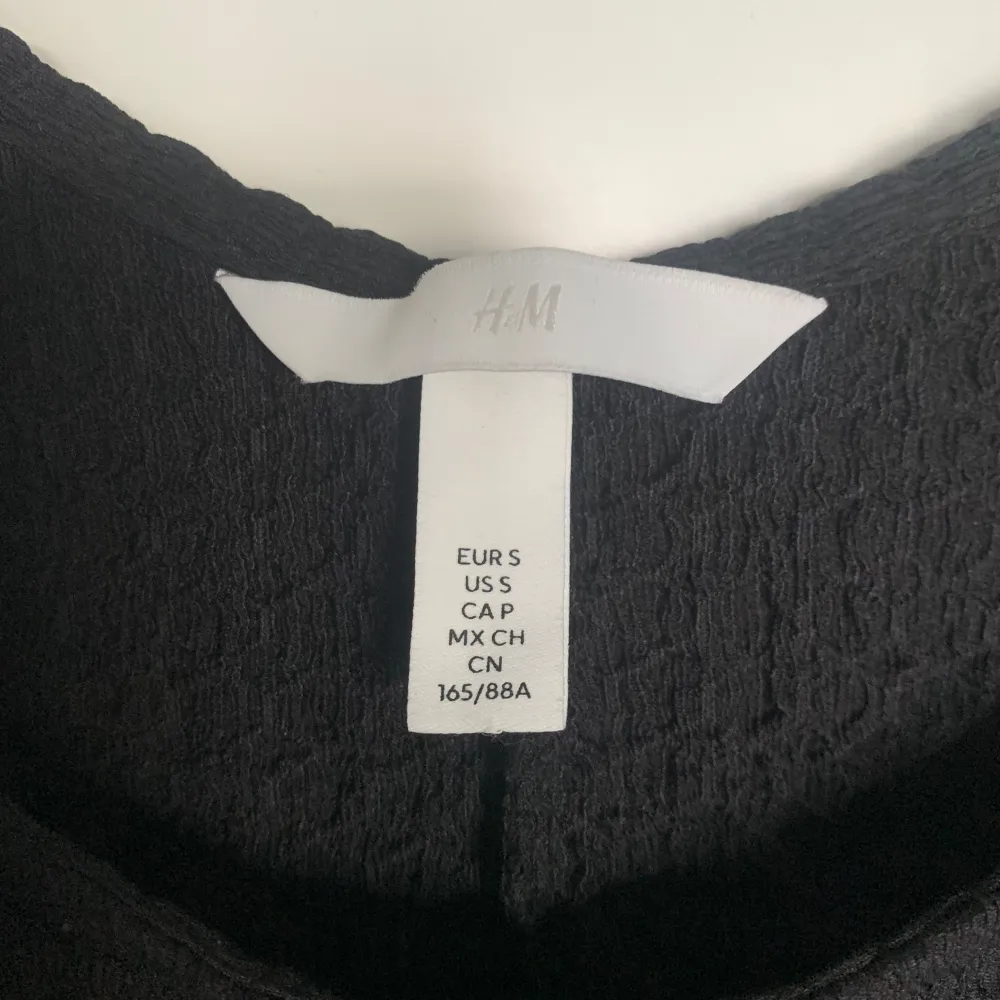 Otroligt snygg svart maxiklänning från H&M men slits baktill, slitsen baktill har spruckit ca 2cm men inget man ser när den bärs!💘. Klänningar.