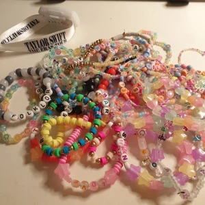 Armband - Handgjorda armband med Taylor Swift tema (vänskaps armband/friendship bracelets). 36 stycken.