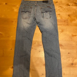 Nudie grim tim - Nudie grim tims i storlek 34/32. De är ljusblåa och nästintill oanvända!