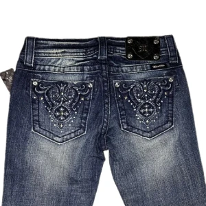 miss me jeans - as snygga miss me jeans i bootcut, köpte dom i nyskick och knappt använda då de är för små för mig😔 midjemått 38 cm rakt över och innerbenslängd 85,5 cm❤️‍🔥