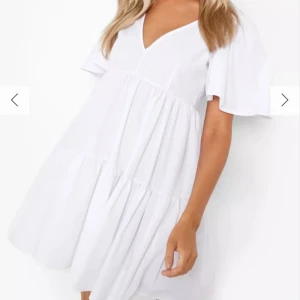 Studentklänning  - Jättefin studentklänning som jag inte ska behålla. Helt ny med prislappen kvar. Pris kan diskuteras🤍nypris 260 