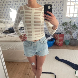 Vit Meshtopp - Superfin unik meshtopp köpt second hand i Köpenhamn. Köpt för ca 500kr, storlek S och bra skick.