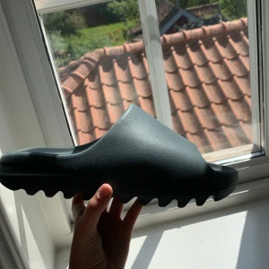 Yeezy slides slate marine - Hej jag säljer dessa feta yeezy slides i färgen slate marine. Dessa är perfekta till sommaren och funkar till det mesta. De är i storlek 42 och är i perfekt skick!!