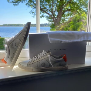 Oliver Cabell Sneakers - Säljer dessa nästan OANVÄNDA Oliver Cabell sneakers🙌🏼 | Endast testade inomhus👌🏻 | Storlek 40 kanske kan passa 41 | Bara att skriva om ni har funderingar 🤝🏻 | Tar gärna emot bud🙌🏼 Nypris + tull ca 3800