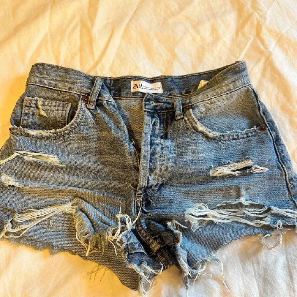 Säljer de här jeans shortsen, nypris 400. Säljer pågrund av att de är för stora (förra årets modell)🤍 . Shorts.
