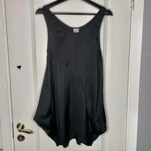 Svart klänning - Svart klänning i storlek XS.