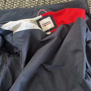 Tommy hilfiger jacka  - Tja säljer min snygga hilfiger jacka pga för liten den är tunn i materialet så perfekt nu till våren och sommaren köpt för 1500 skriv vid funderingar 