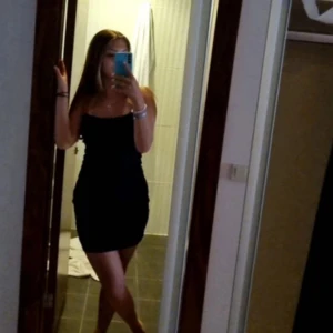 Klänning  - En skit snygg men Basic klänning! De har använts några gånger men är fortfarande i väldigt bra skick!!