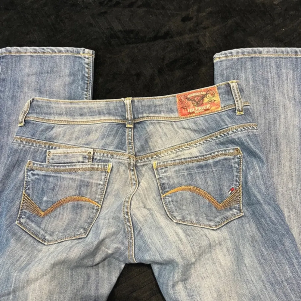 As snygga vintage jeans från Tommy Hillfigher! Inga tecken på användning, inte ens längst ner! Midjemått 40cm långd 81💗. Jeans & Byxor.