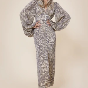 Adoore Positano dress - Hej, säljer min adoore klänning då den inte passar :( Har använt 2 gånger men blir för tajt för mig så får själva vidare den.  Nästan helt ny, inga märken, fläckar etc på den.  Skickar gärna mer bilder på klänningen🥰