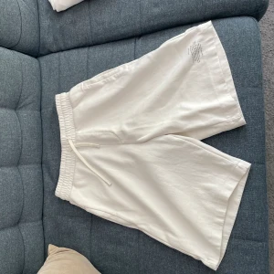 Vita shorts  - Säljer dessa feta shorts vars ände defekt är ett osynligt hål vid fickan (se bild 3). Storlek är S/M, säljer för 119. Har du frågor är det bara att skriva🤙