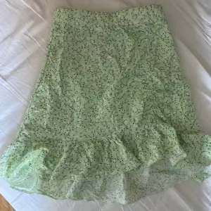 Blommig kjol från Gina tricot💕kommer inte till användning, midjemått är 28 cm men kan stretchas ut ca 1-3 cm i midjan, säljer för att den är för liten och inte kommit till användning 