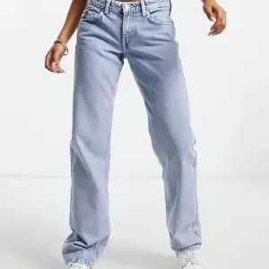 Weekday arrow low jeans i färgen summer blue. Inga defekter. Fråga efter fler bilder.