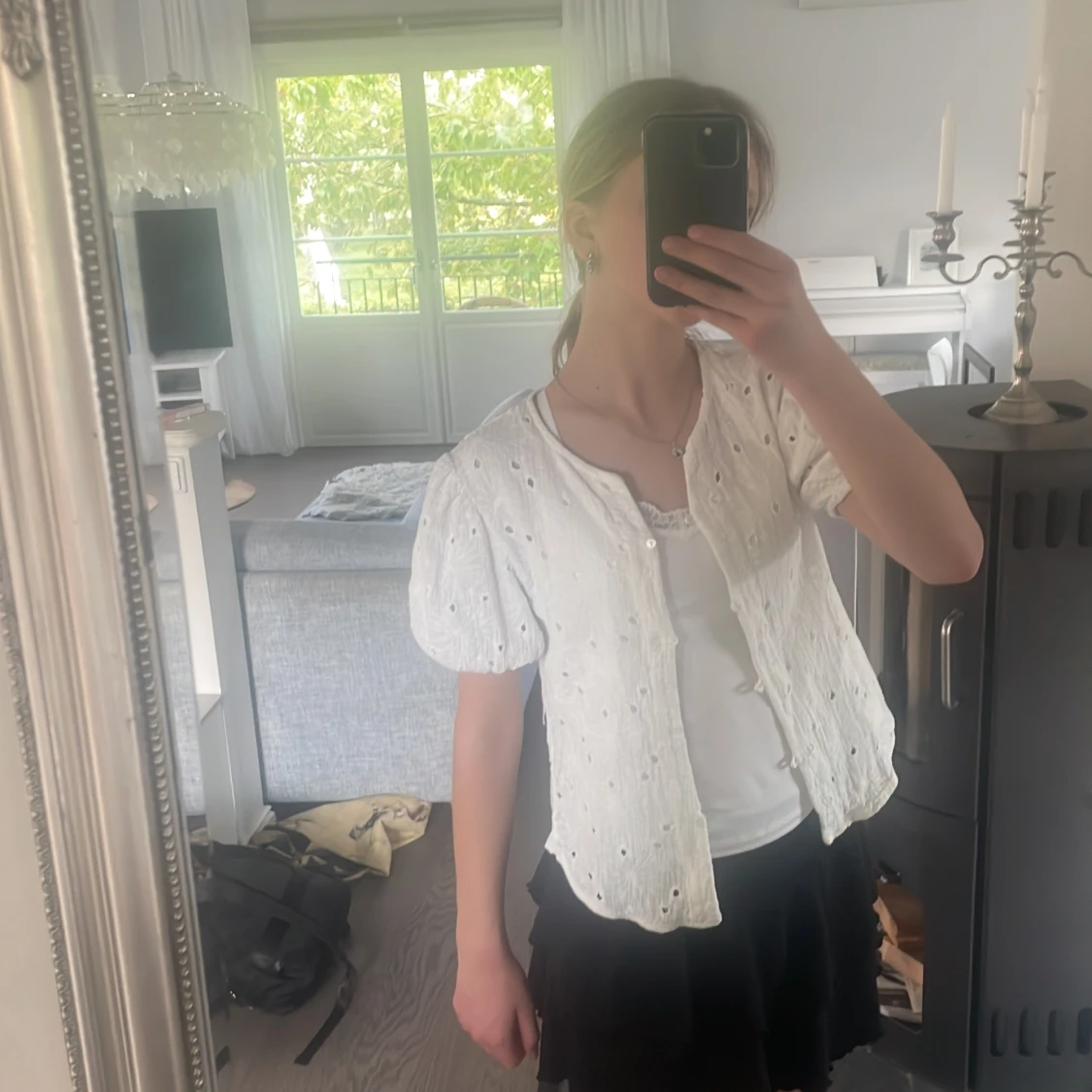 Jag säljer en vit blus med små hål i - 90