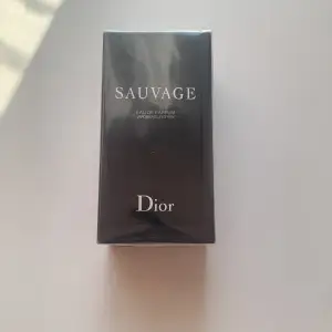 Hej! Jag säljer min oöppnade Dior Sauvage EdP. Jag kan fixa gratis frakt vid snabbt köp. Kom gärna med bud och frågor. Nypris: 1500 Mitt pris: 900 