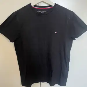 Tommy Hilfiger T-shirt svart. Storlek XS. En tröja i gott skick och nytvättad.