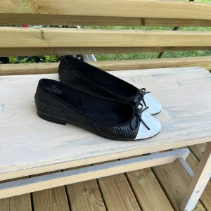 Svart/vita ballerinaskor - Säljer min helt otroliga (!) ballerinaskor då de är för stora för mig💔 Aldrig använda Storlek 39, men sitter som en 40a🌸