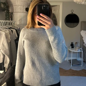 Stickad tröja - Säljer denna tröja från Vero Moda då jag inte använder den längre. I använt skick, därav priset💕