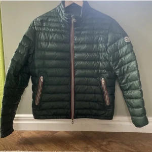 Moncler Daniel jacket green - Nu säljer jag min moncler jacka QR kod finns i jackan mörk grön pris 3200 lättvikts jacka en lagning på högra axeln syns inte när man har på sig den storlek 2=S OBS! Ekta skriv om ni vill ha fler bilder