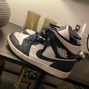 Jordan 1 Mid Armory Navy - Säljer skorna då dom inte kommit till användning efter jag köpt dom av en polare. Köpte endast skorna så fick inte med kvittot och boxen. De är i bra skick, lite creasade dock. Nypris runt 2,3. De passar även 42 och 44! 
