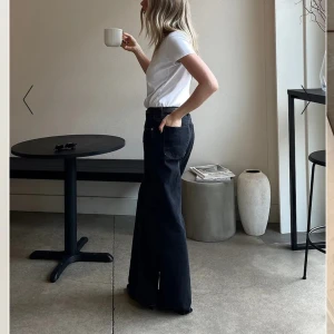 Populära jeans från nakd - Jättefina baggy lågmidjade jeans som är helt nya med prislappen kvar då jag glömde lämna tillbaka💗säljer för att dom är för små för mig💗tryck gärna på köp nu💗nypris 699