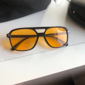 Solglasögon  - Snygga och helt nya.