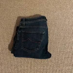 Ett par stilrena och trendiga Jacob Cohen jeans. Skicket är väldigt bra förutom att lappen längst bak är lite sliten. Jeansen är i slimfit, hör av er vid funderingar 🙌 