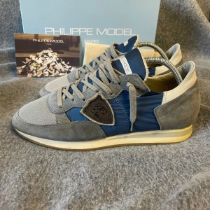 Philippemodel skor - As soft Philippe model skor. Skicket är otroligt bra om vi bortser från sulan. Storlek 42 men passar 43. Dustbag ingår! Skriv vid funderingar 🙌🏻☺️