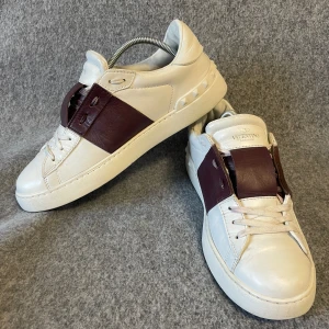 Valentino open skor - Snygga valentino open skor🤩 vinröd 🍷. Skicket är bra. Storlek 42 men passar 43. Endast skorna ingår. Skriv vid frågor🙌🏽🤝 GIVETVIS ÄKTA✅