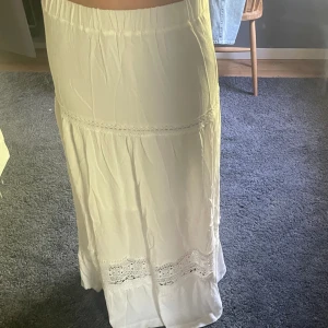 Lång kjol - Lång vit kjol, knappt använd. Passar mig i längden som är ca 165cm. Skriv vid frågor 🩷