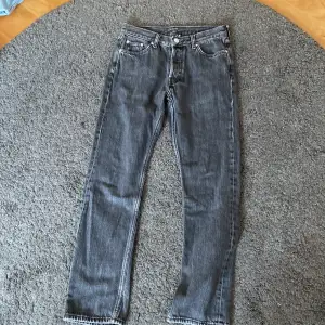 Säljer dessa jeans från WeeKday i passform Wire som är som regular fit. De är köpta för ca 600 men säljer för 50