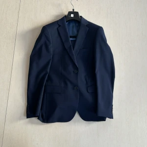 Kostym marinblå (45% ull) från dressmann - helt ny kostym som bara använts en gång på en skolavslutning. storlek 46 på kostymen, storlek 29/32 på byxorna. Väldigt bra kvalitet och perfekt för dig som tar avslutning nu till sommaren