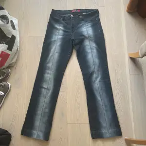 Super fina washed low waisted jeans i superb kvalité 💕