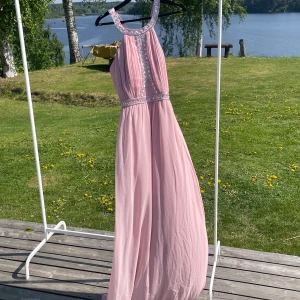 Klänning - Klänning  Ny - Aldrig använd. Rosa med paljetter