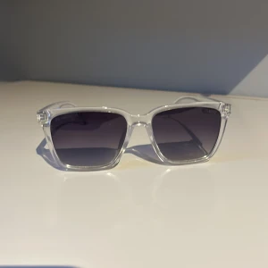 Solglasögon  - Väldigt bra skick andvända 8 gånger på sportlovet. Dm om ni har några frågor eller funderingar!