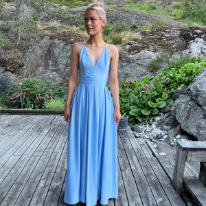 Balklänning - Jag är 167 lång. Endast använd 1 gång, lapparna kvar, som ny. Varan finns inte kvar i sortimentet längre. 