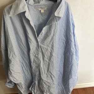 Cos oversize skjorta - Oversize skjorta från cos Strl m/l Fint skick, något skrynklig 