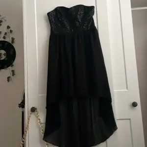 Säljer denna svarta balklänningen/studentklänningen/begravningsklänningen/ den kommer inte till användning. 