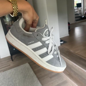 Adidas campus 00s - Säljer nu mina skor i stl 36 2/3 för att dom är lite stora för mig. Dom är i använt men fortfarande ganska fint skick!💞(lite smuts här och där och på bild 1 ser man att de är lite slitna. Oanvända grå snören tillkommer!