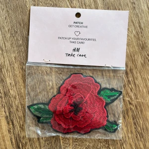 Patch ros - Broderad ros som man kan sätta fast på kläder (för att dölja hål eller bara för att pimpa plagget) 🌹hade tänkt sätta fast på en tisha tex. 14 x 9cm. 