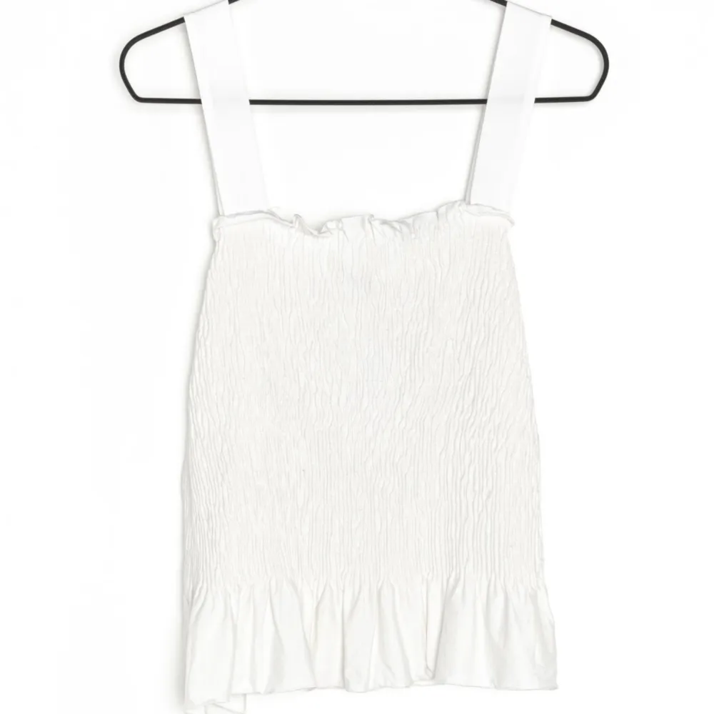 Säljer den här som är väldigt lik uniqlo linnet fast att den är lite längre och i vit. Men den är använd Max en gång och passar perfekt till ett par short eller kjol speciellt när man är brun på sommaren!. Yläosat.