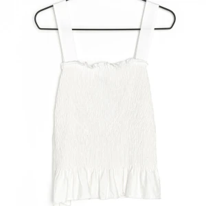 Vitt linne  - Säljer den här som är väldigt lik uniqlo linnet fast att den är lite längre och i vit. Men den är använd Max en gång och passar perfekt till ett par short eller kjol speciellt när man är brun på sommaren!