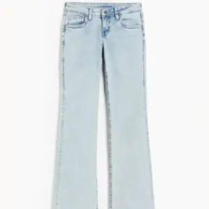 Säljer dessa flare low waist jeansen från hm💞 De är helt oanvända så i nyskick! Säljer då jag hann riva bort lappen så de ej går att returnera💞skriv för egna bilder